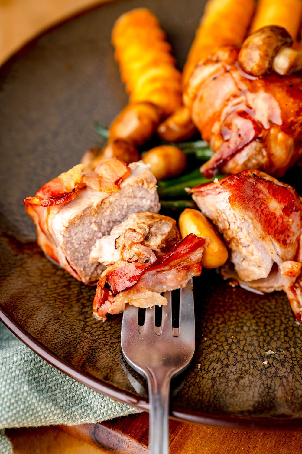 Geschmacklich passt ein guter Weißwein hervorragend zu Schweinemedaillons mit Balsamicopilzen.