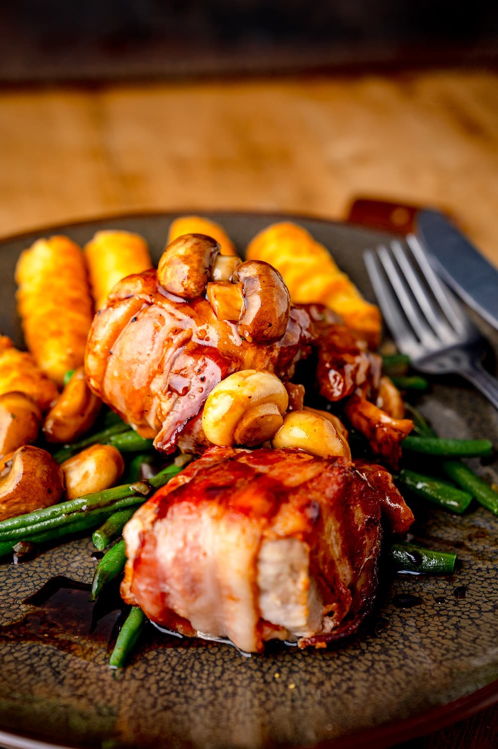 Mit Schweinemedaillons mit Balsamicopilzen könnte ihr eure Gäste wirklich beeindrucken.