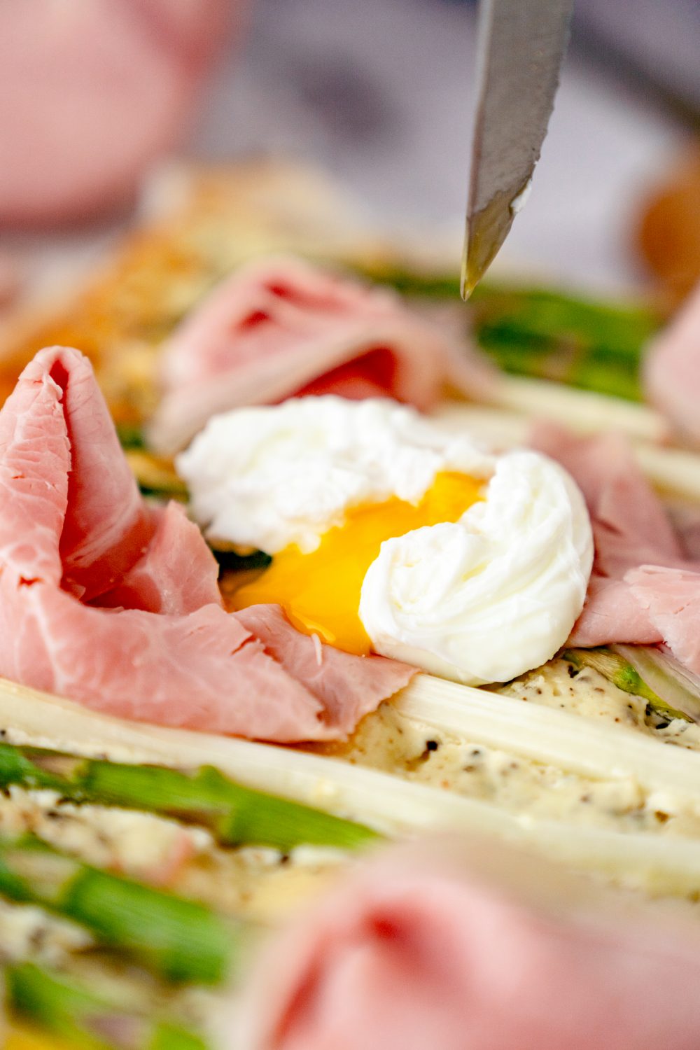 Noch ein pochiertes Ei dazu und der Flammkuchen ist perfekt.
