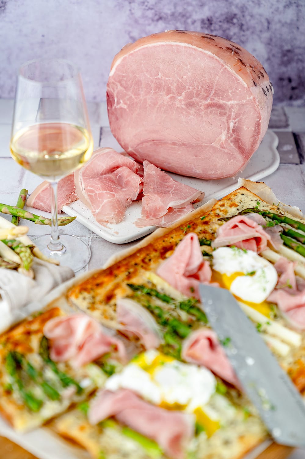 Zu dem Flammkuchen mit Spargel passt ein gutes Glas Weißwein hervorragend.