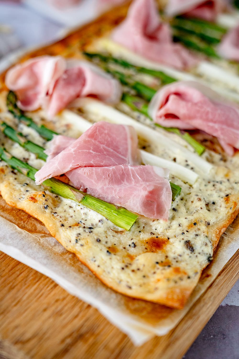 Flammkuchen mit Spargel ist ein schnelles Essen.