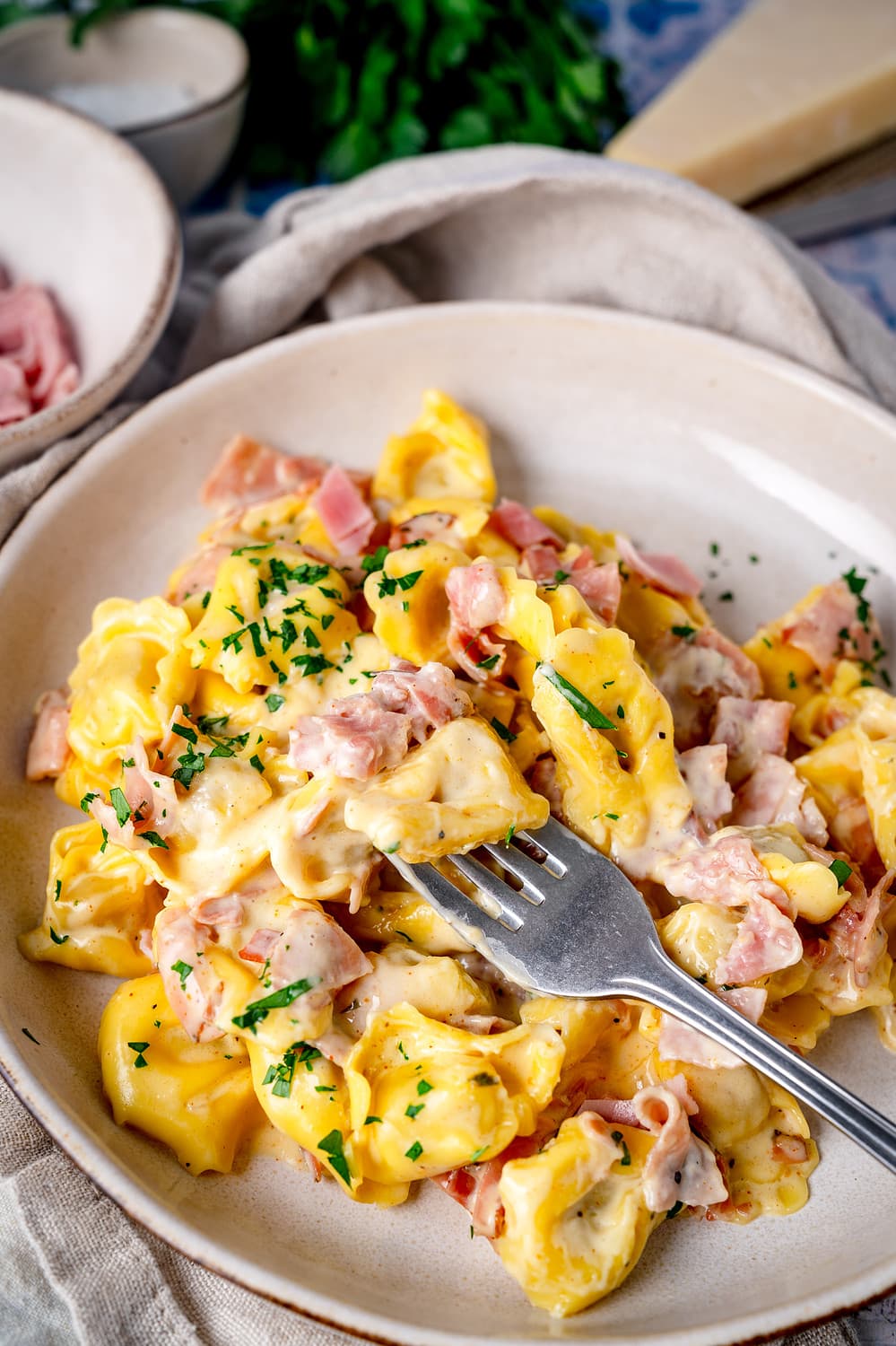 Tortellini alla Panna ist ein Gericht, das nicht viele Zutaten benötigt.
