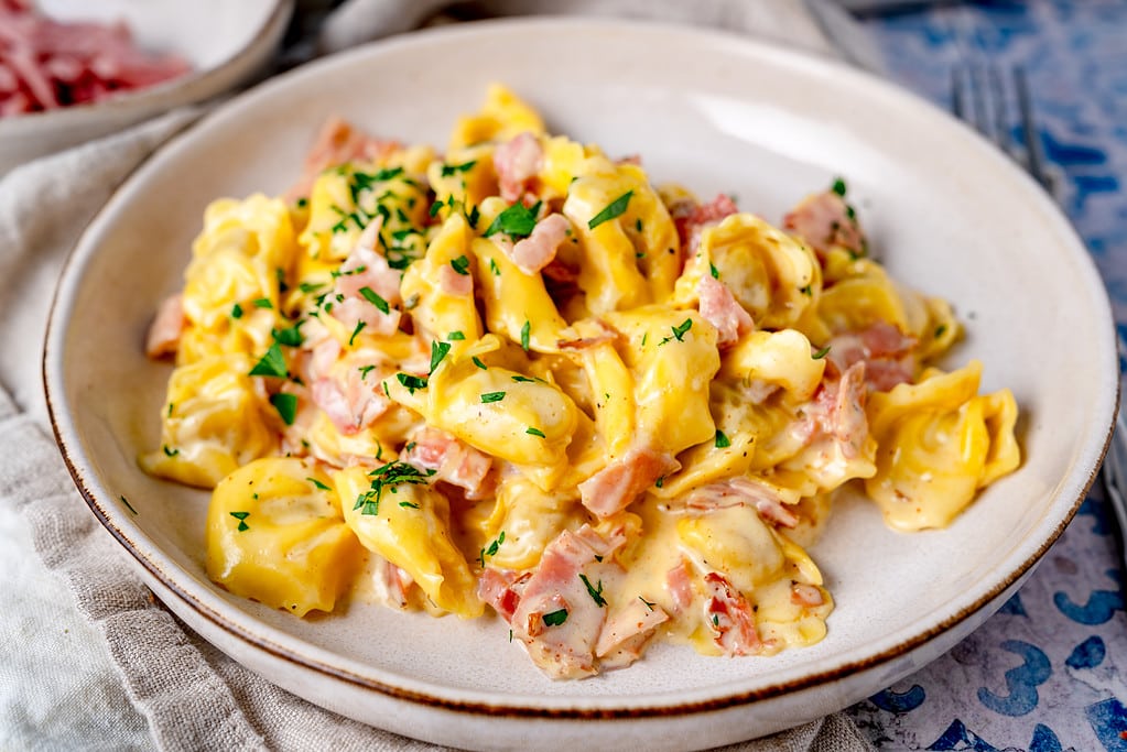 Tortellini alla Panna sind ein schnelles Gericht, das jeder Tortellini-Fan leiben wird.