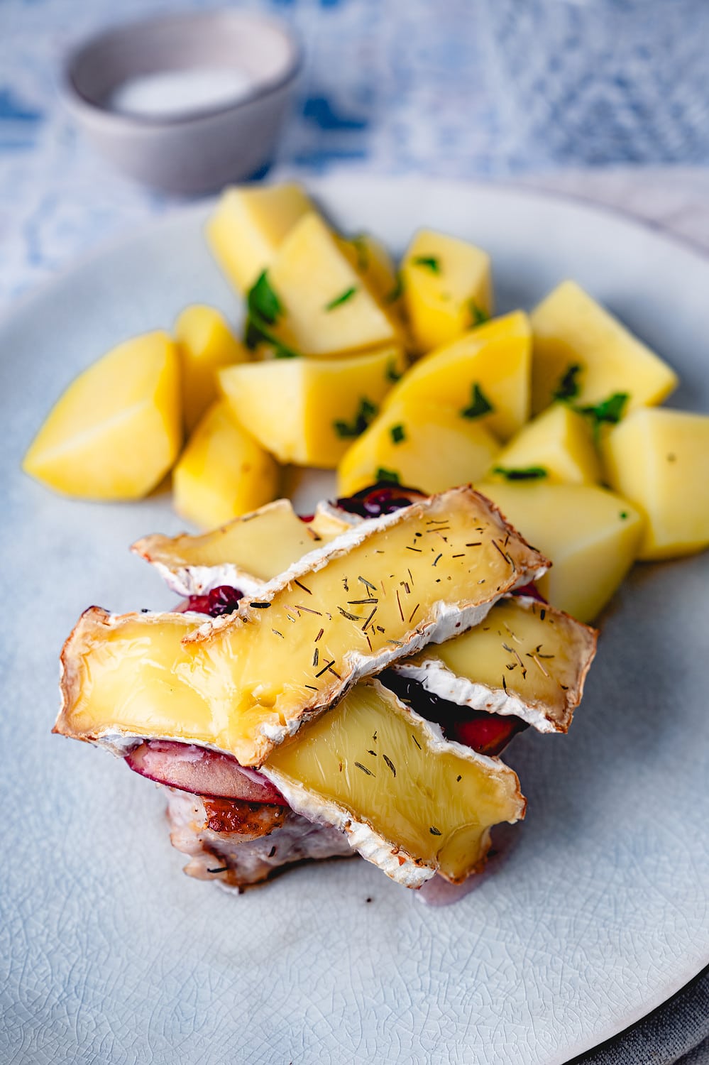 Das Camembert Schweinenackensteak benötigt kaum Gewürze, da die Aromen des Käses die meiste Arbeit erledigen.