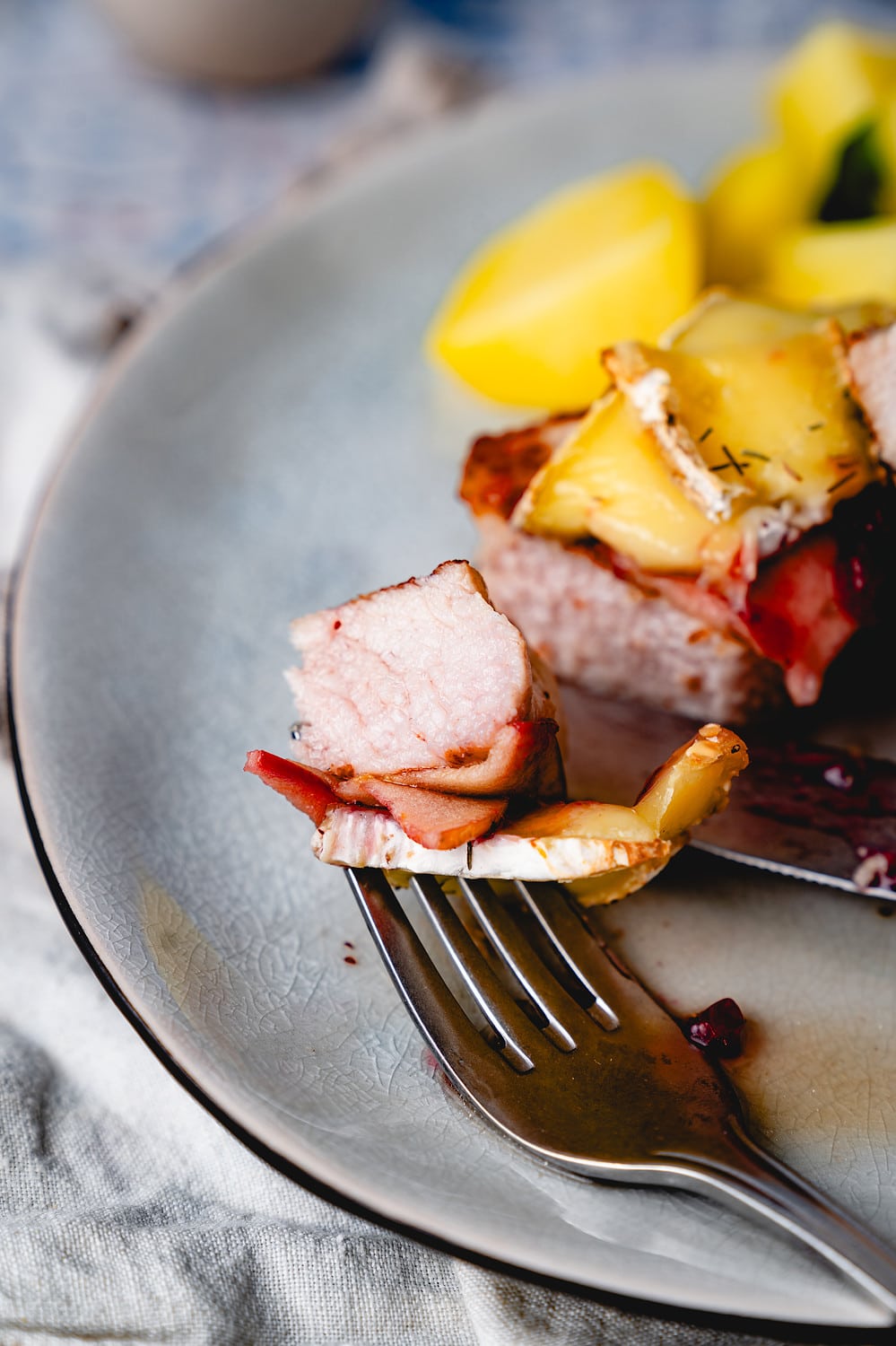 Camembert Schweinerückensteaks lässt sich schnell und einfach zubereiten.