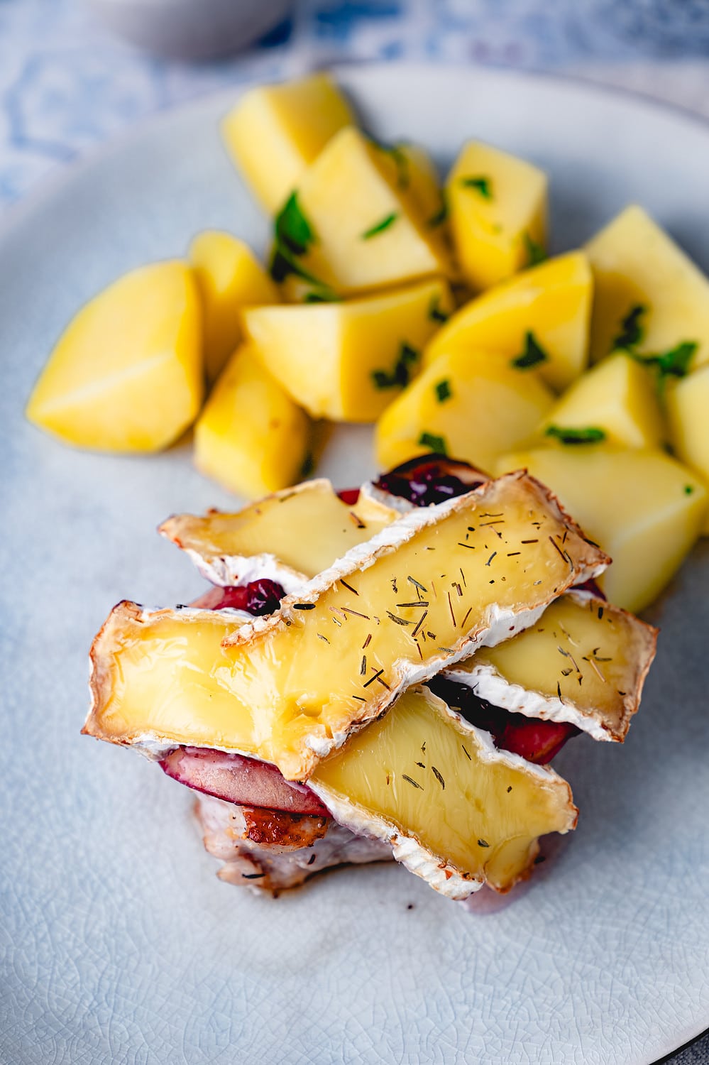 Unser leckeres Camembert Schweinrückensteak ist das perfekte Sonntagsessen.