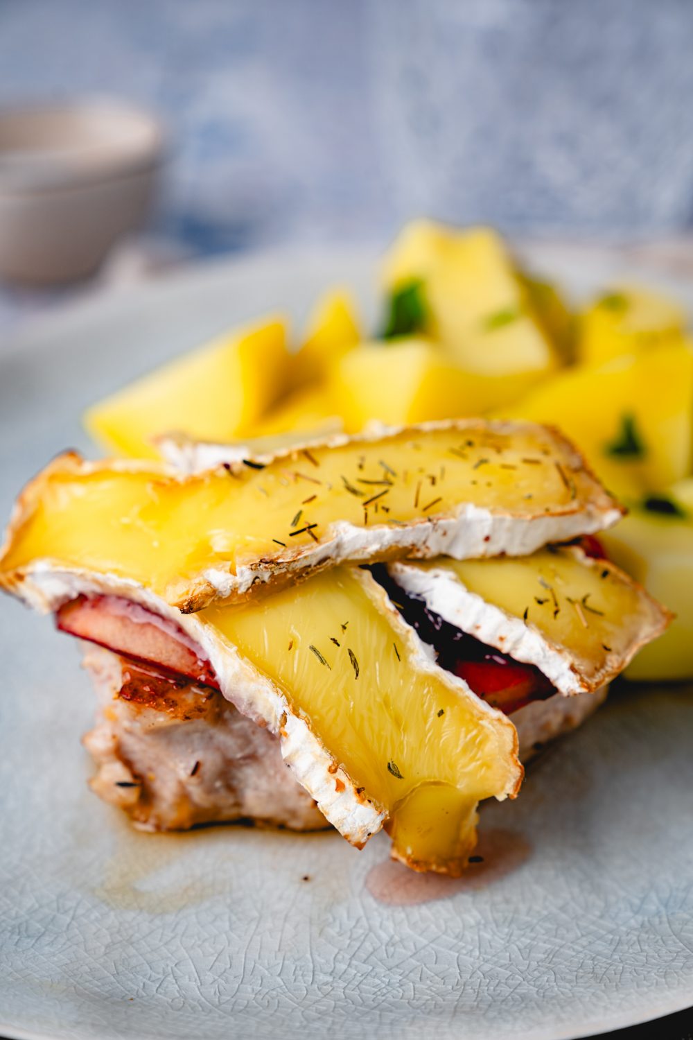 Der Käse harmoniert hervorragend mit dem Schwein.