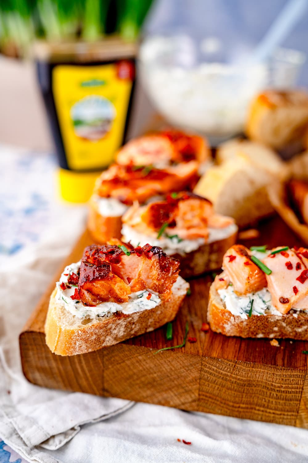 Fisch ist bei uns immer gern gesehen und die einfachen Lachs Crostini mit Frischkäse ist da keine Ausnahme.