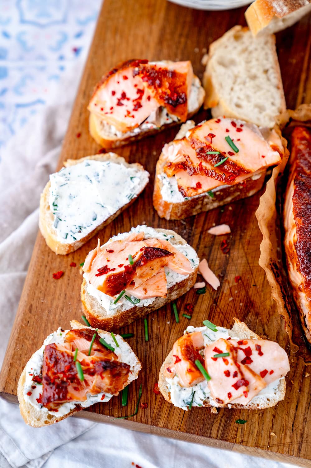 Mit etwas Chili sind die Lachs Crostini perfekt.