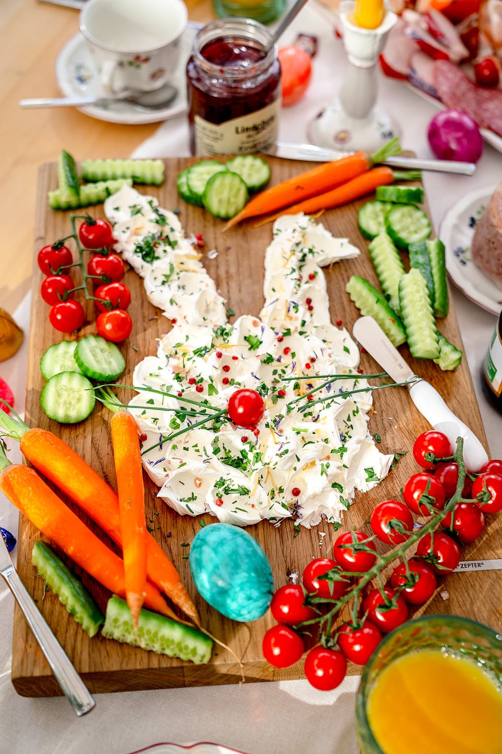 Das Butterboard ist bei jedem Osterbrunch ein Hingucker.