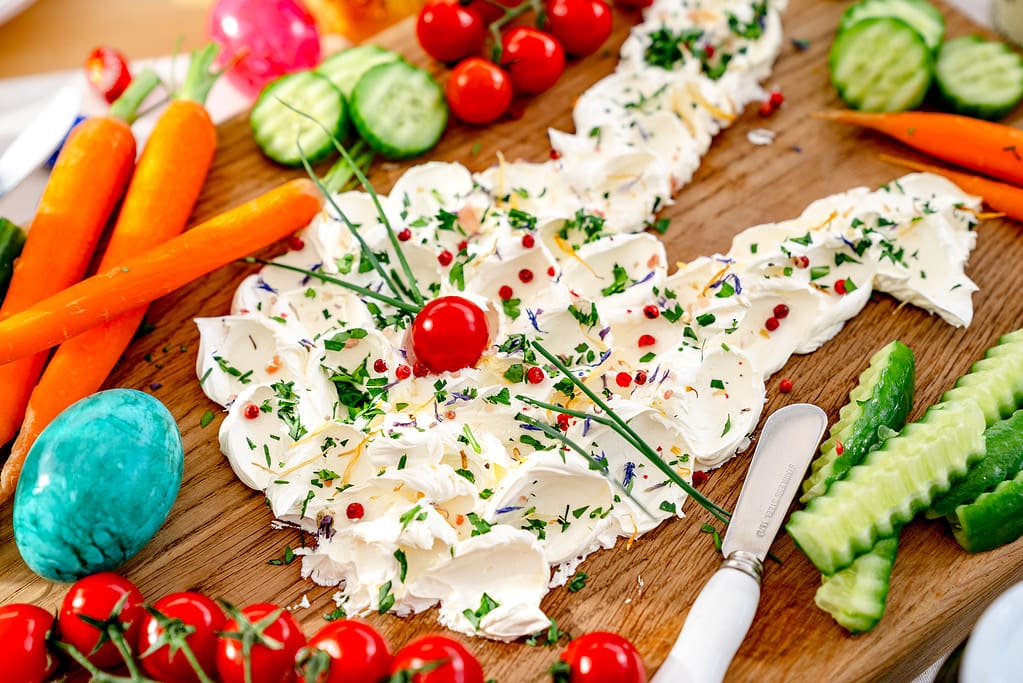 Eine Tomate als Nase und etwas Schnittlauch und schon ist der Osterhase in Form eines Butterboards auch bei euch.