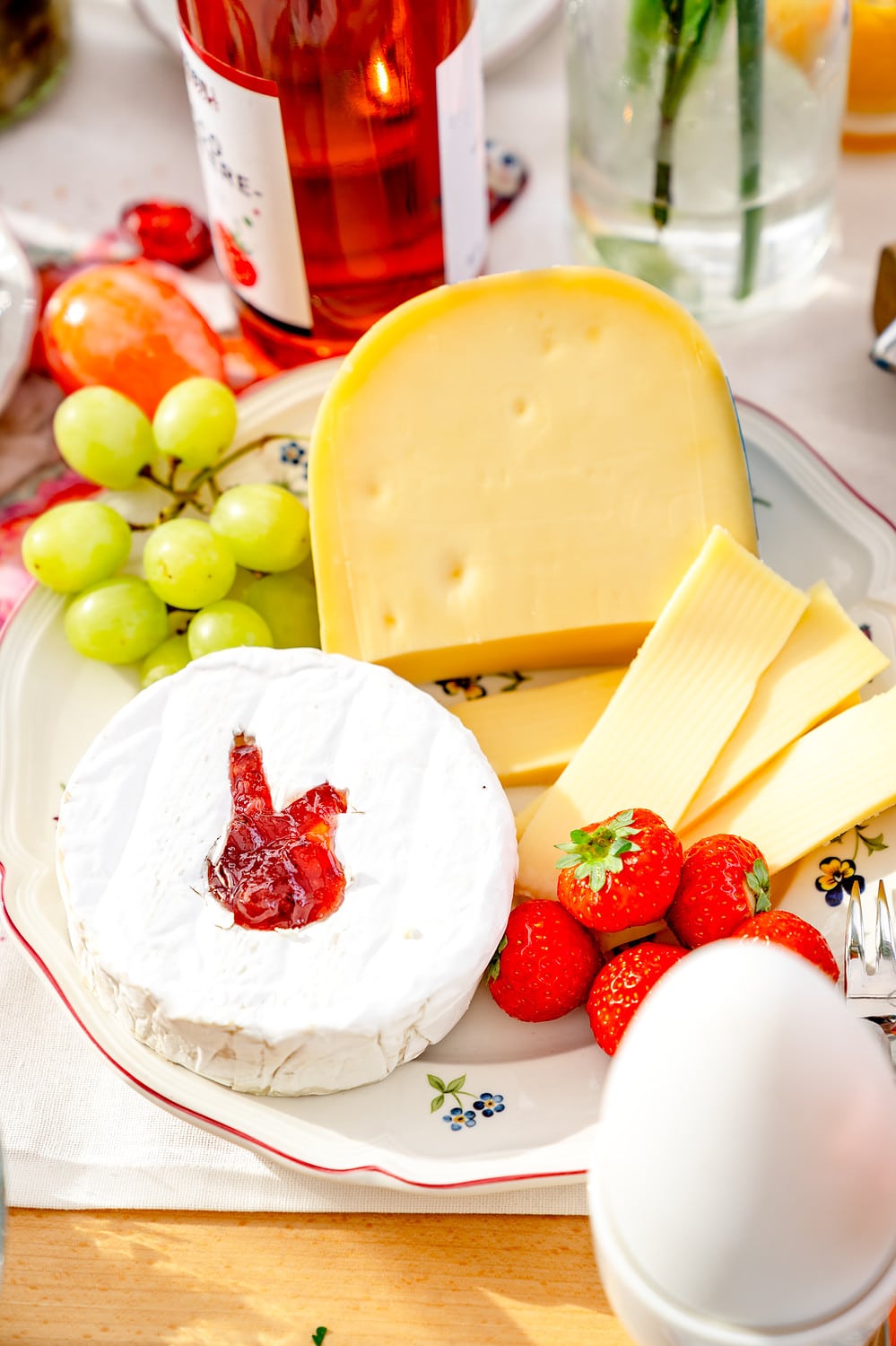 Mit etwas Marmelade könnt ihr einen kleinen Hasen auf euren Camembert zeichnen.