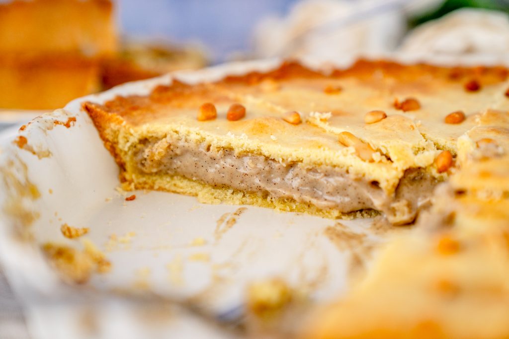 Die Torta della Nonna ist gleichzeitig cremig und knusprig.