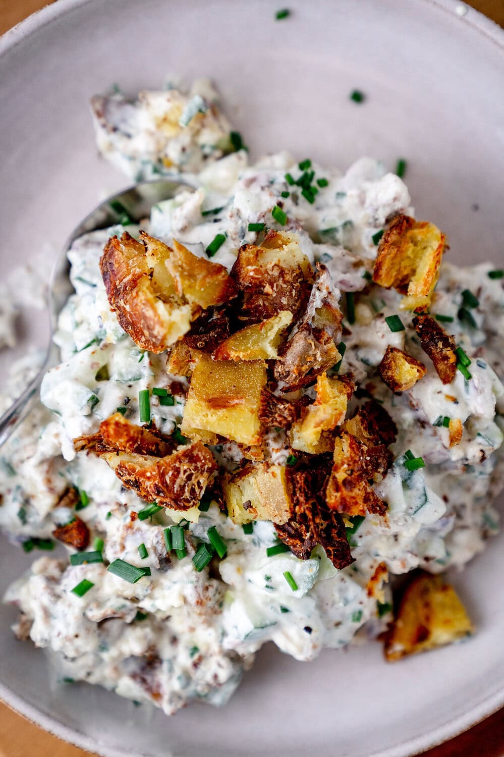 Dieser knuspriger Kartoffelsalat ist super-einfach und echt lecker.