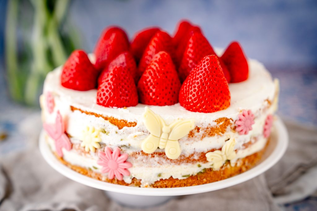 Pistazientorte ist eine tolle Alternative zu der Immerwährenden Erdbeertorte und auch hier können die roten Lieblinge eingesetzt werden.