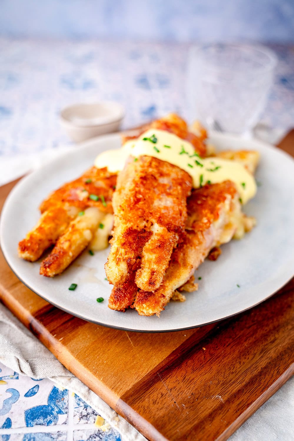 Spargel Cordon Bleu ist ein tolles Gericht, um die Spargelzeit in Deutschland richtig zu feiern.