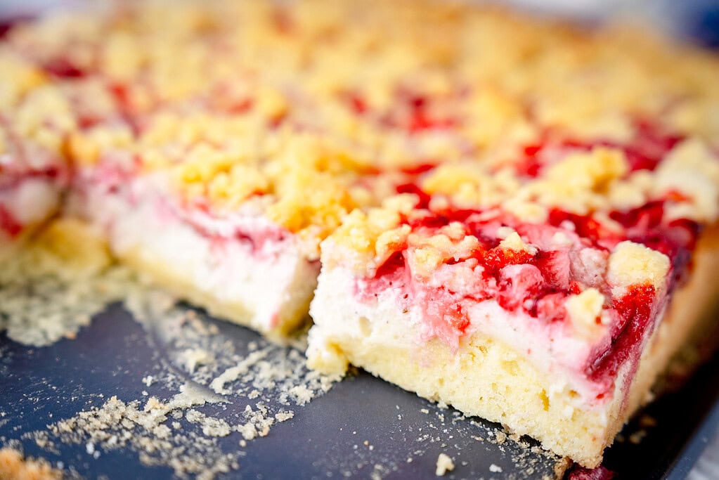 Der Erdbeer-Streuselkuchen ist einfach und schnell auf dem Blech zubereitet.