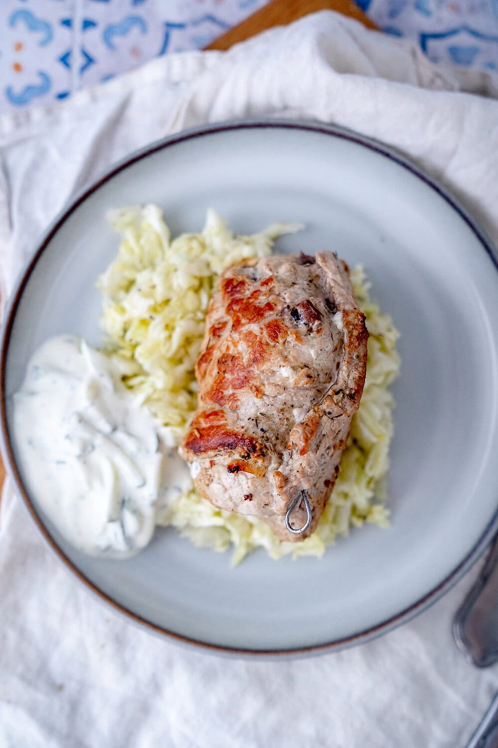 Mit Krautsalat und Tzatziki schmeckt es gleich wie in Griechenland.