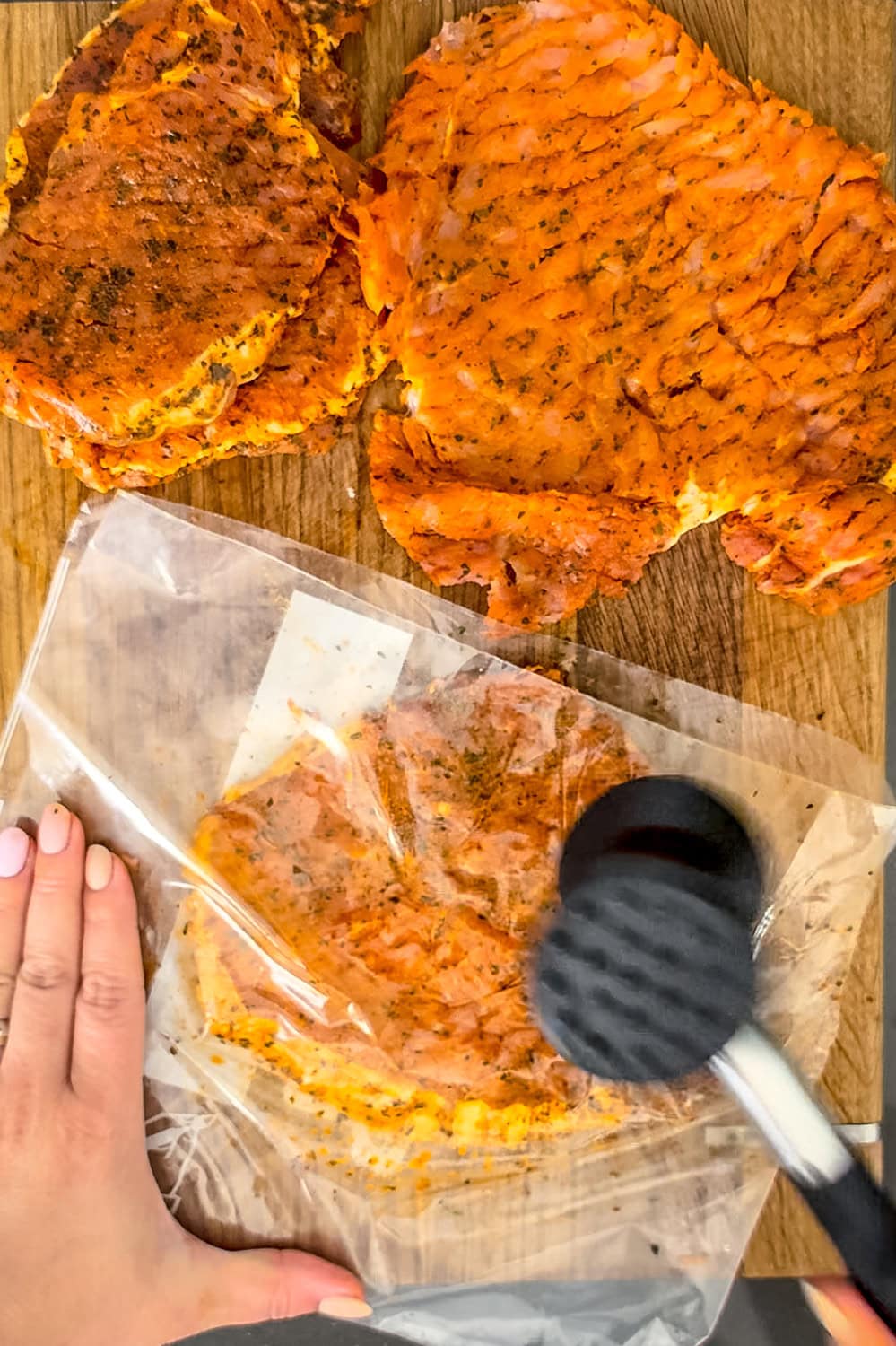 Das Fleisch solltet ihr auf jeden Fall noch einmal klopfen, da es dann besonders zart wird.