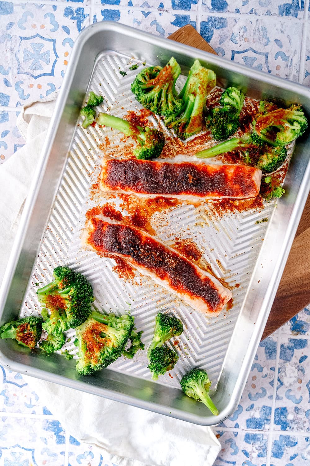Der saftige Lachs bekommt durch seine Zeit im Grill eine feine Kruste.