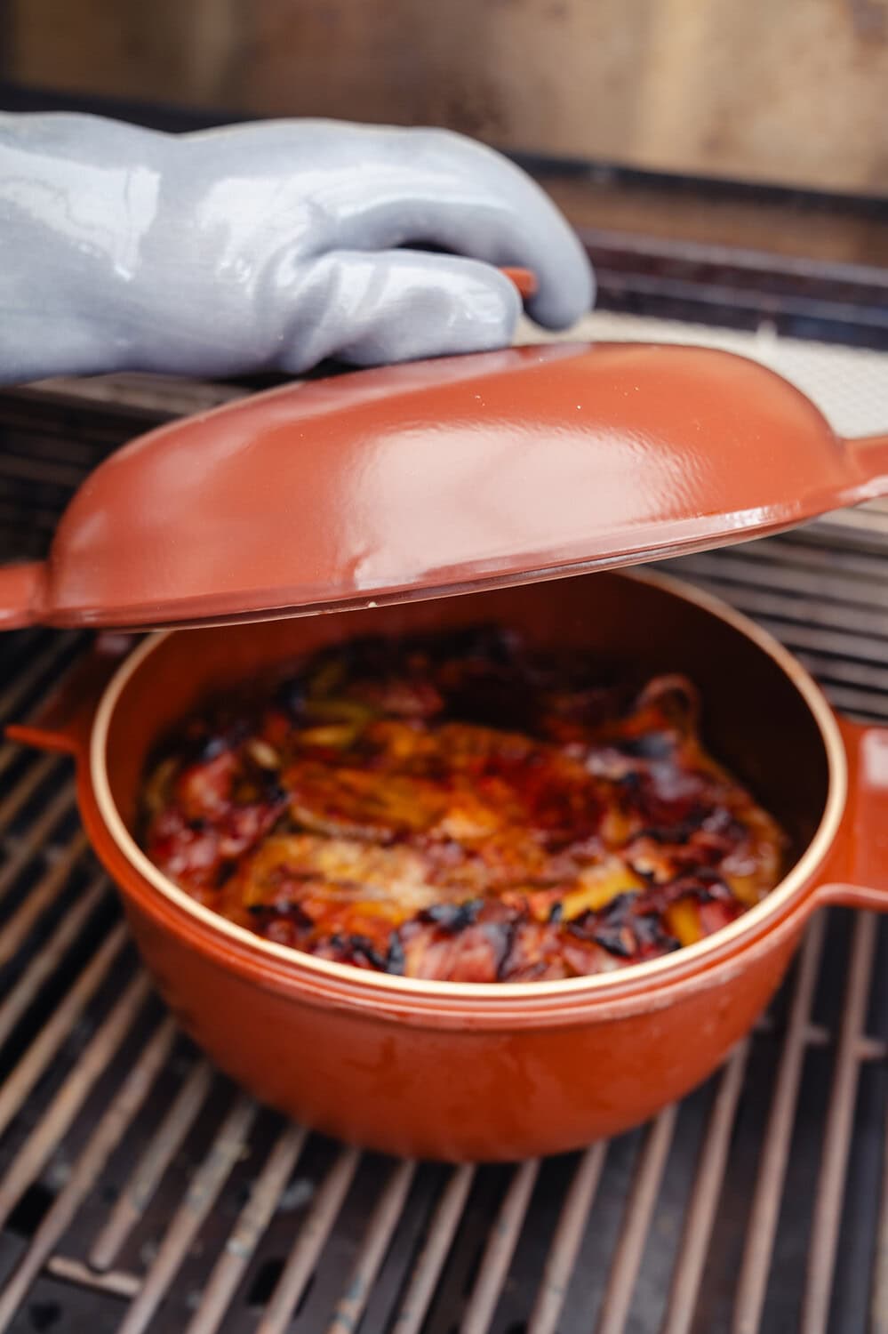 Wir haben unser Schichtfleisch im Dutch Oven auf dem Grill zubereitet.