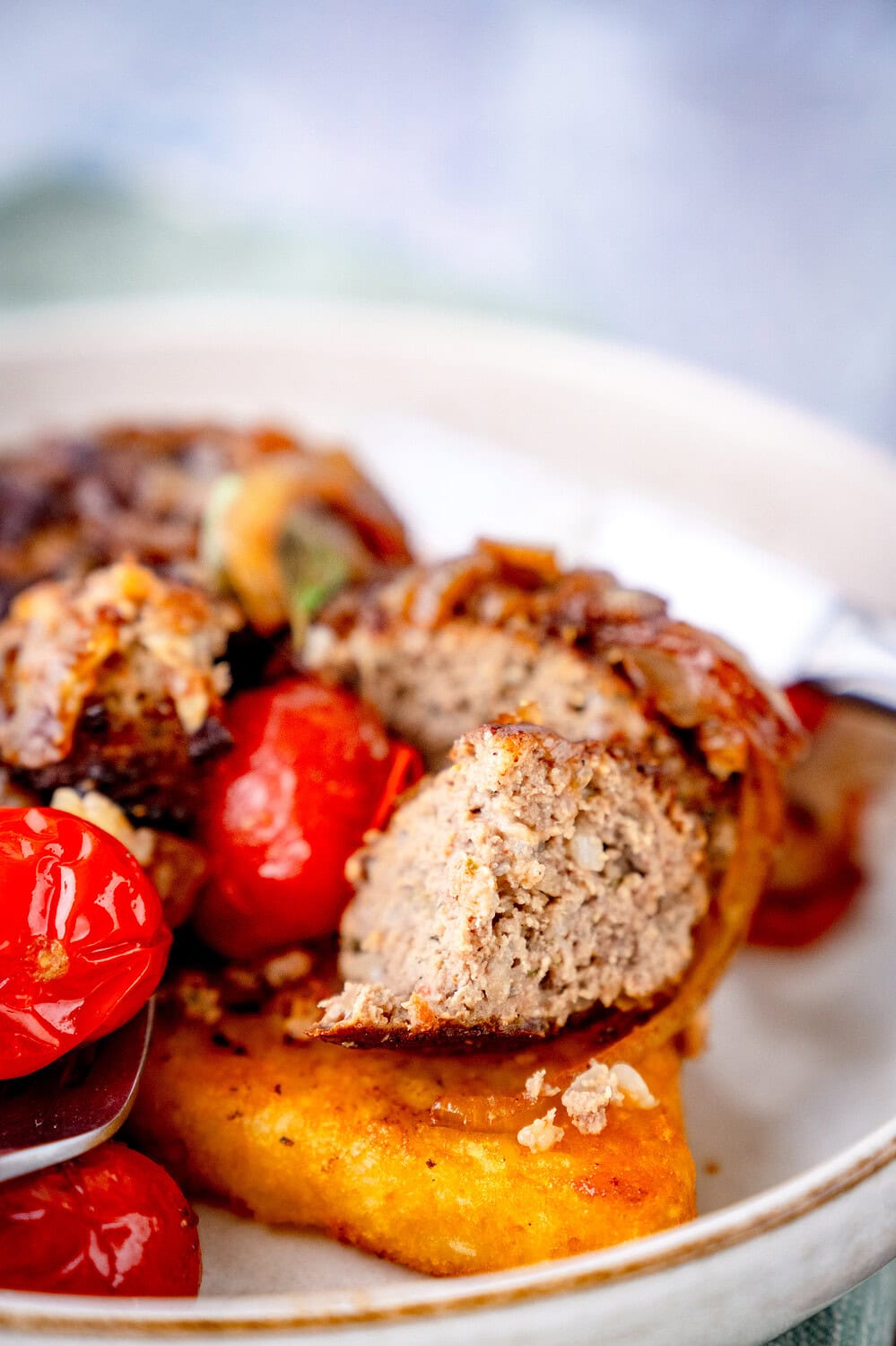 Frikadellen mit Tomaten und Zwiebeln