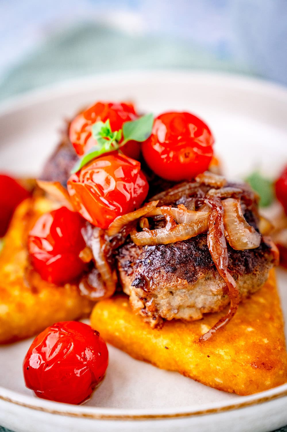 Frikadellen mit Tomaten und Zwiebeln