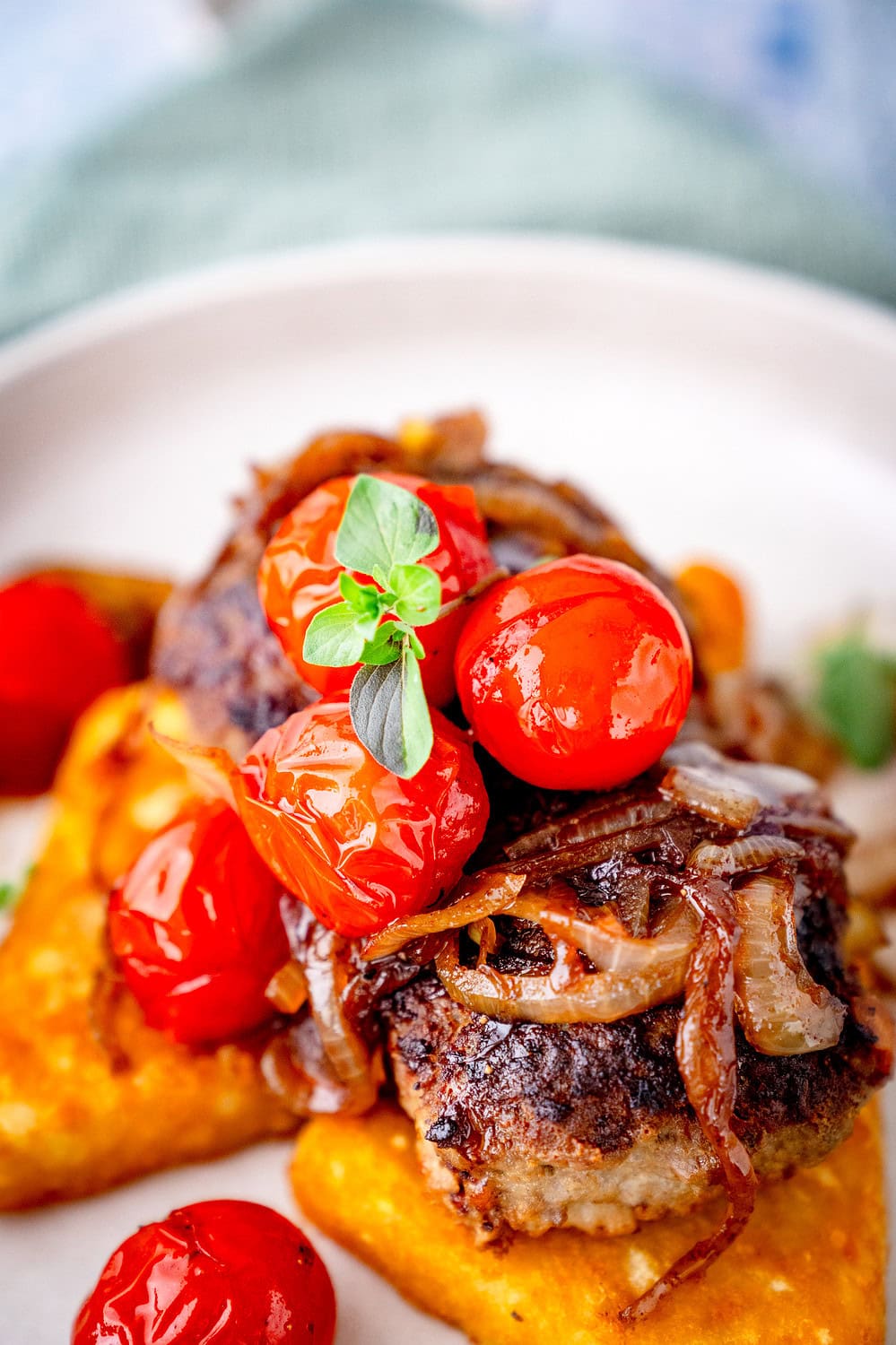Frikadellen mit Tomaten und Zwiebeln