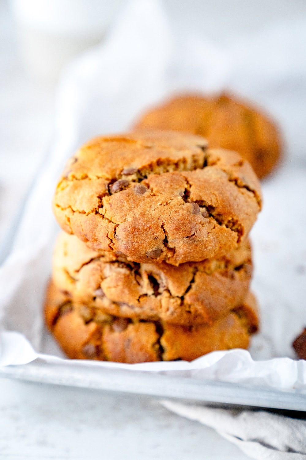 Drei gestapelte Nutella Cookies aus der Heißluftfritteuse aus der Front fotografiert