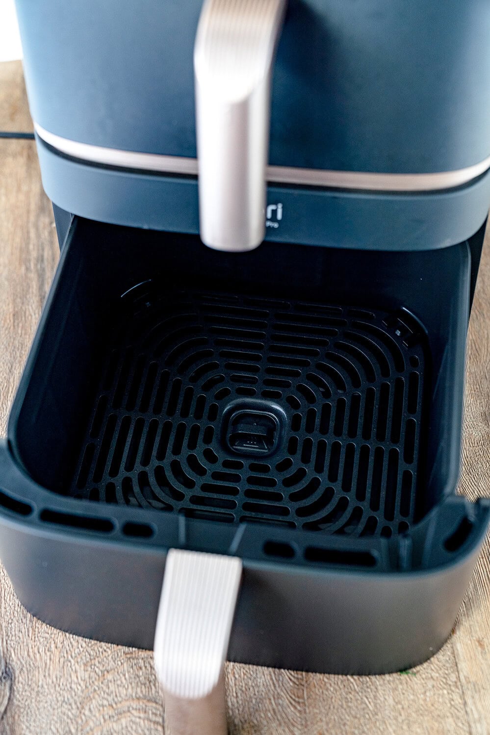 Heißluftfritteuse COSORI Turbo Tower Pro Smart mit geöffnetem unterem Fach