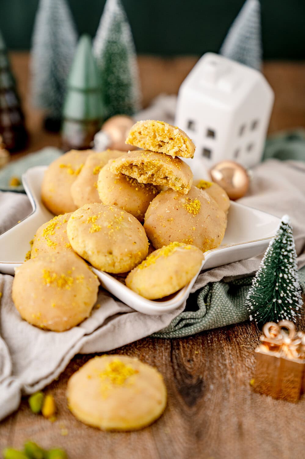 Italienische Pistazienkekse im Anschnitt mit Weihnachtsdeko