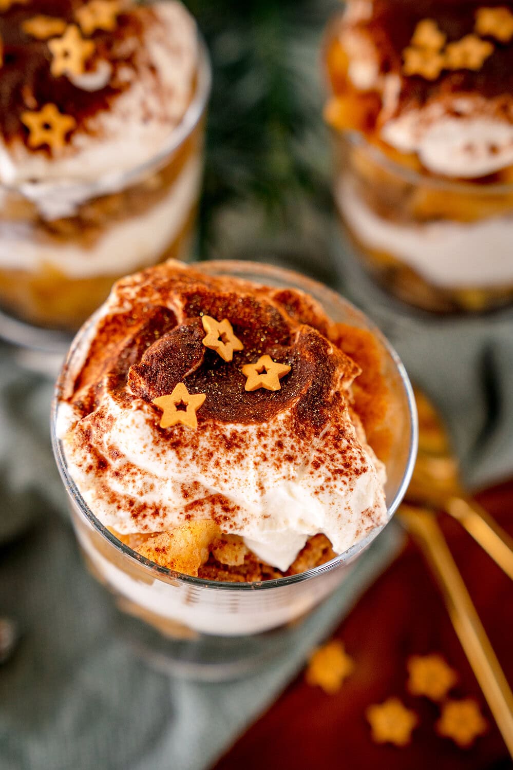 Bratapfel Tiramisu von oben mit Streudekor