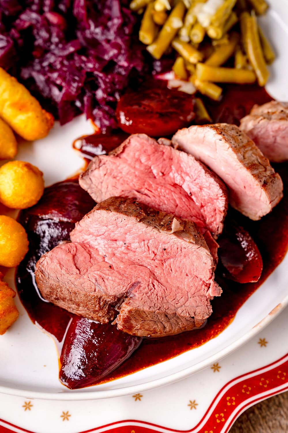 Zartes Rinderfilet mit Rotweinsauce und Beilagen auf Weihnachtsteller, Schweinefilet