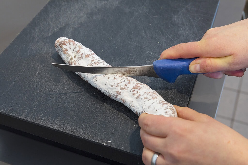Teilen des Längsstücks bei der Aoste Ringsalami