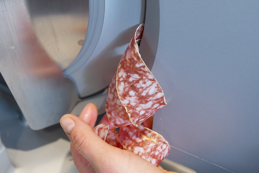 Die Aoste Ringsalami kommt aus der Aufschnittmaschine