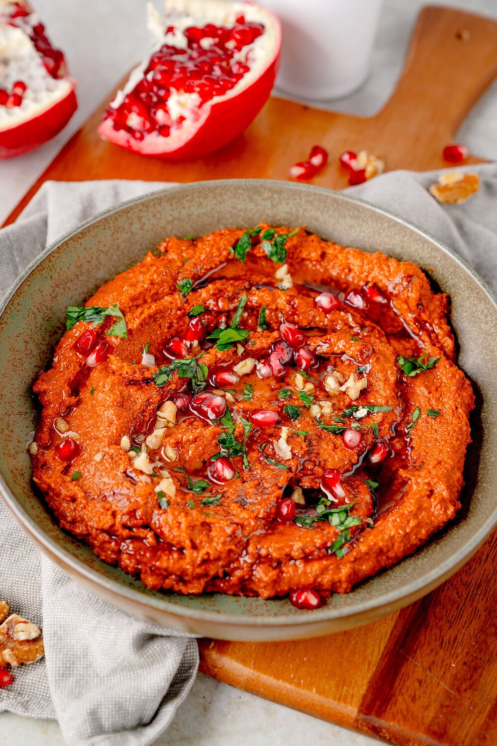Muhammara Dipp aus Paprika mit Granatapfelkernen, Walnüssen und Petersilie
