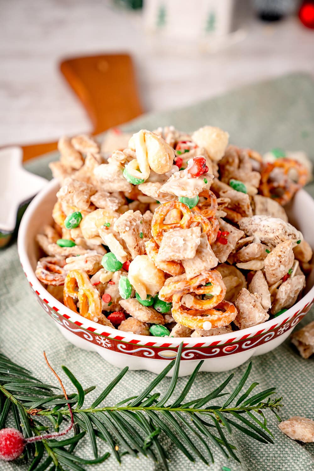 Christmas Crunch in weißer Weihnachtsschüssel, Brezel, Schokolade, Cornflakes, Schokolinsen