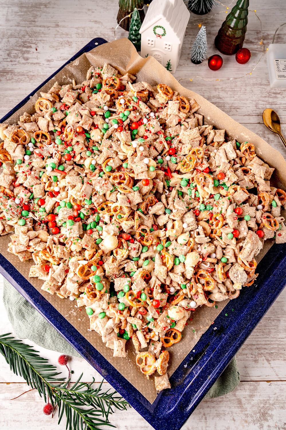 Knuspriger Pizzateig mit bunten Weihnachtsstreuseln und Pretzels, festliche Süßigkeit.