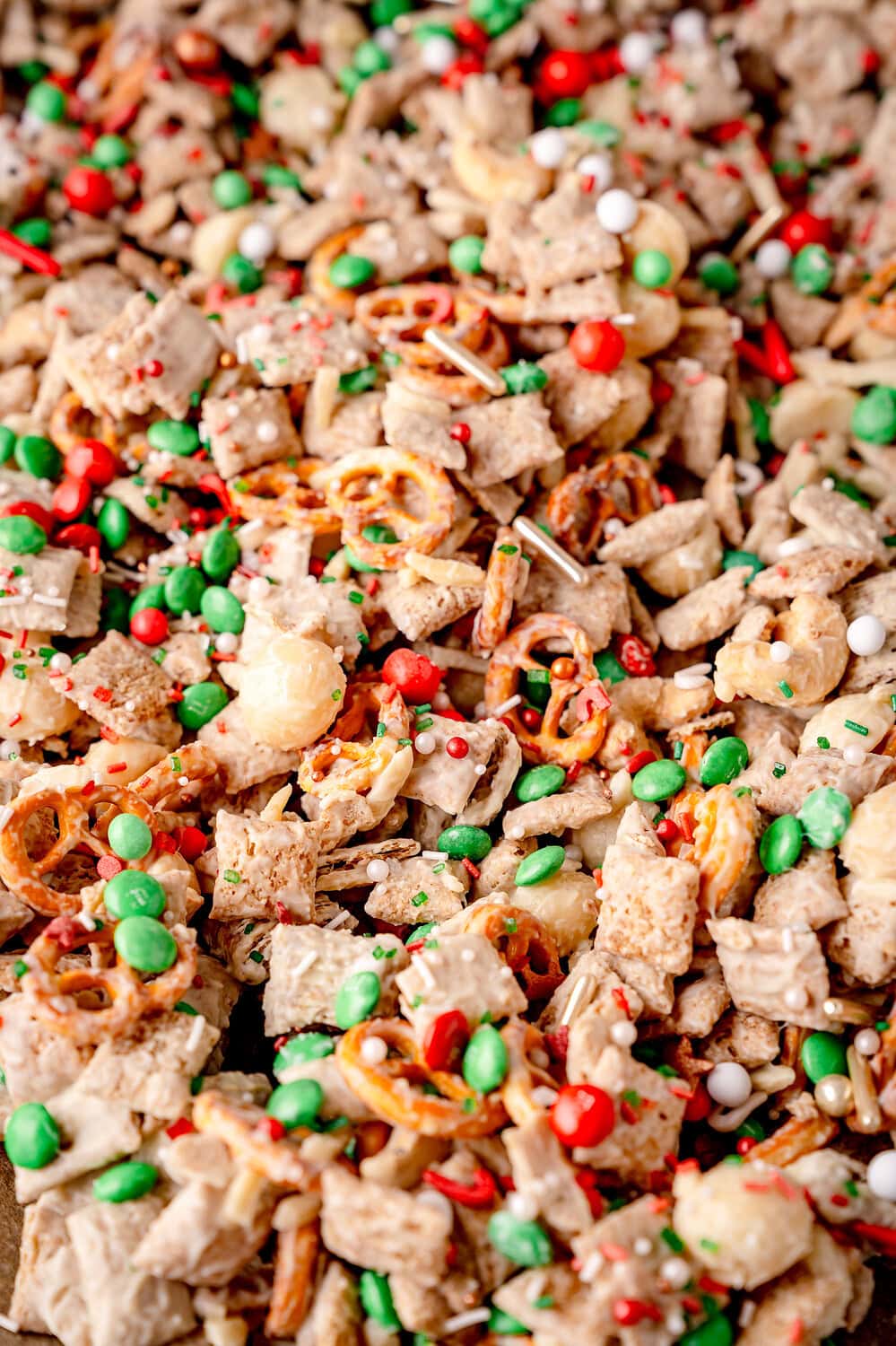 Blech Christmas Crunch, Cornflakes, Nüsse, Schokolinsen, Schokolade