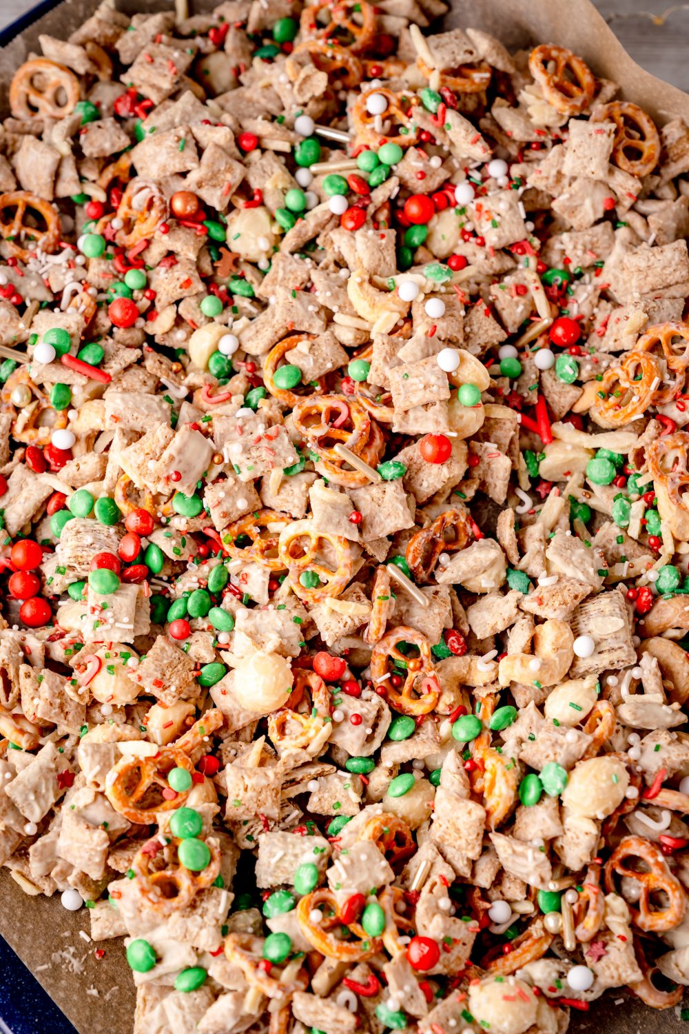 Bunte Weihnachtsknuspermischung mit Schokolade, Pudding und Pretzels.
