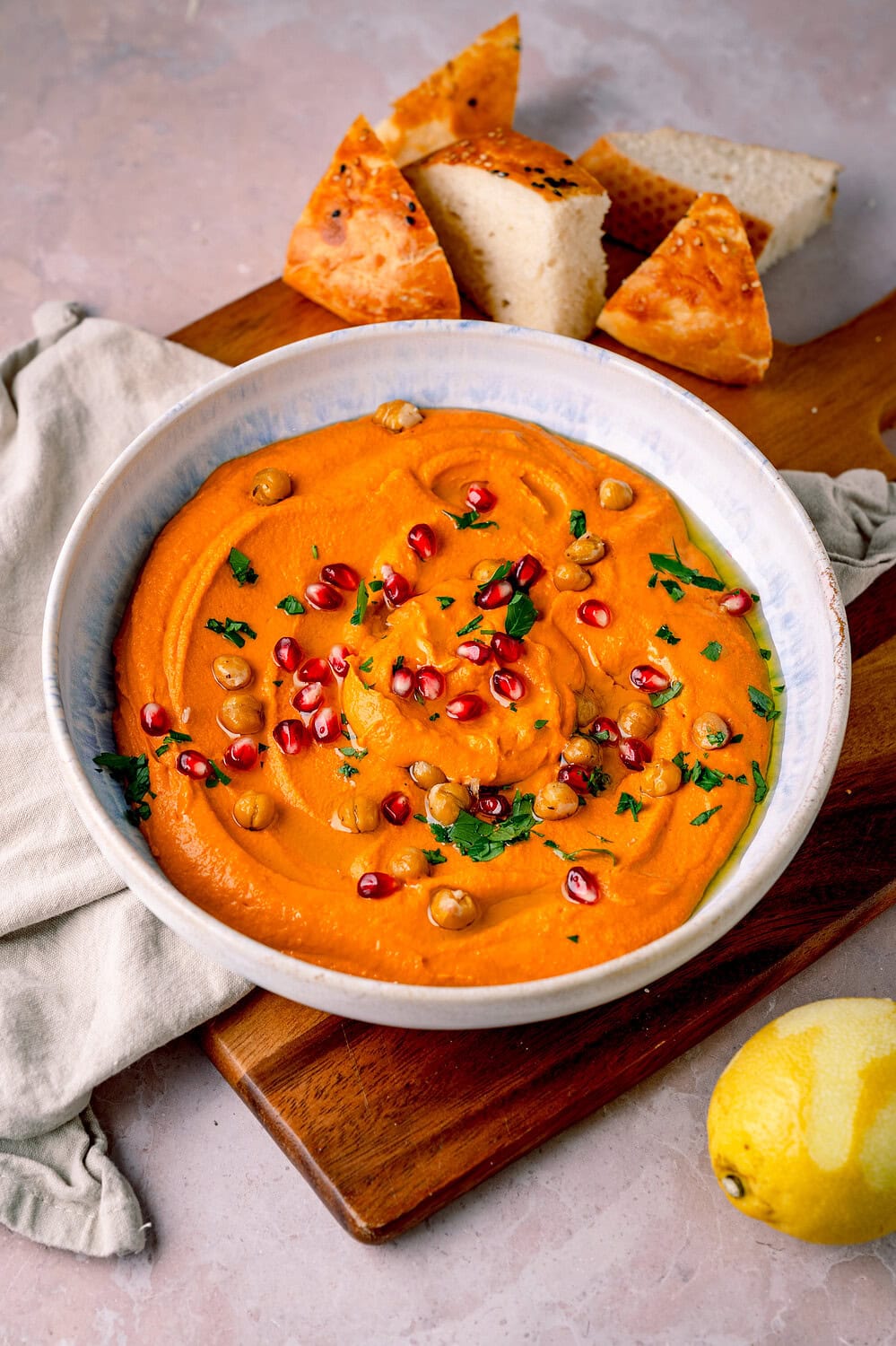 Gerösteter Paprikahummus mit Kichererbsen, Granatapfelkernen und frischer Petersilie.