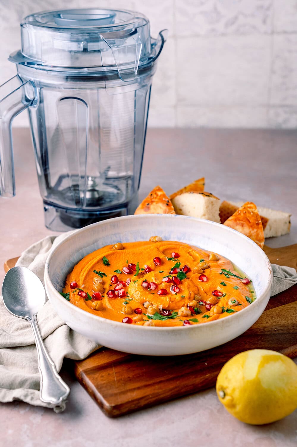 Paprikahummus mit Vitamix im Hintergrund