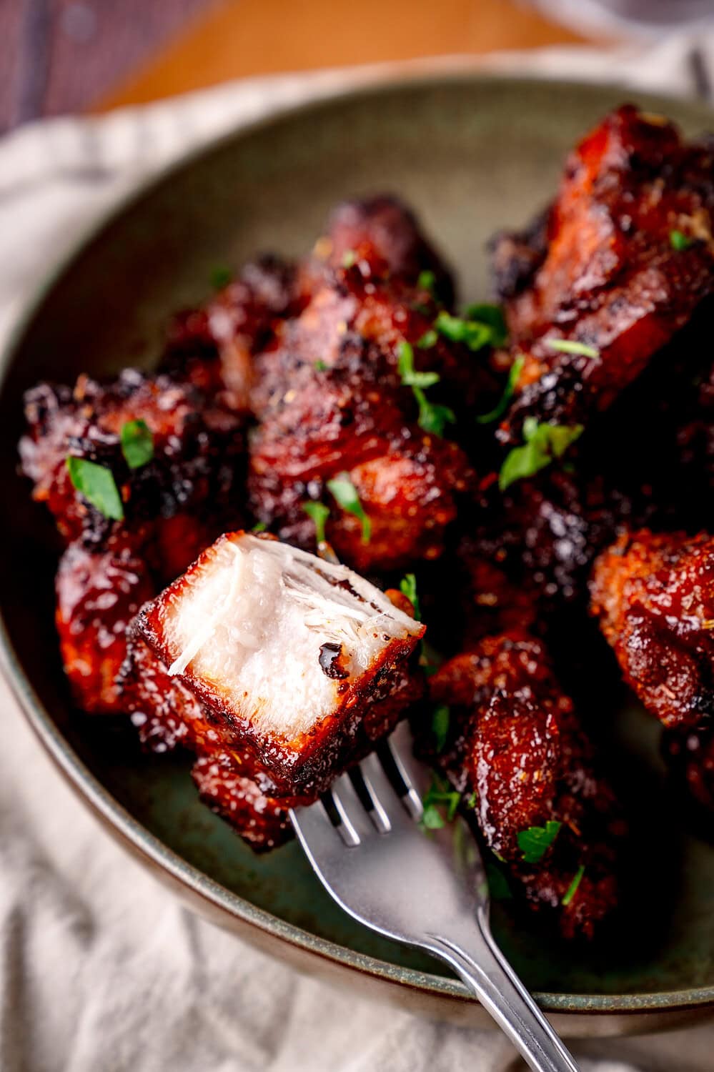 Saftiges, gegartes Schweinefleisch mit aromatischer Barbecue-Sauce.