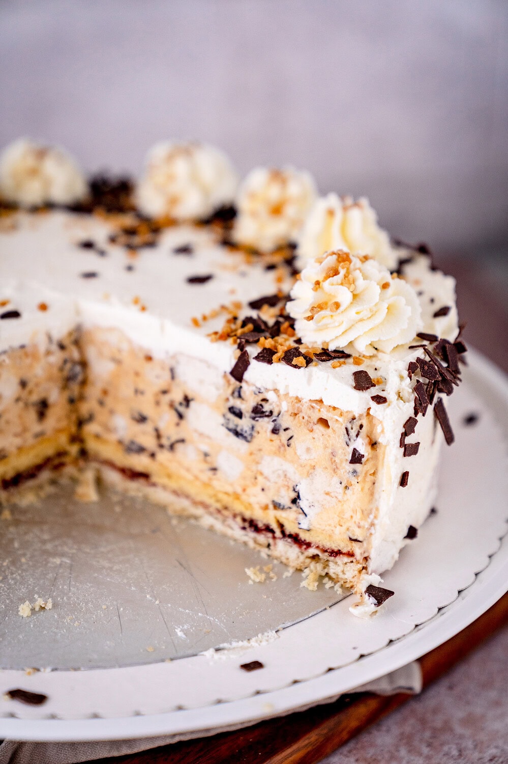 Delikater Schokoladenkuchen mit Sahne und Schokoraspeln, perfekt für besondere Anlässe.