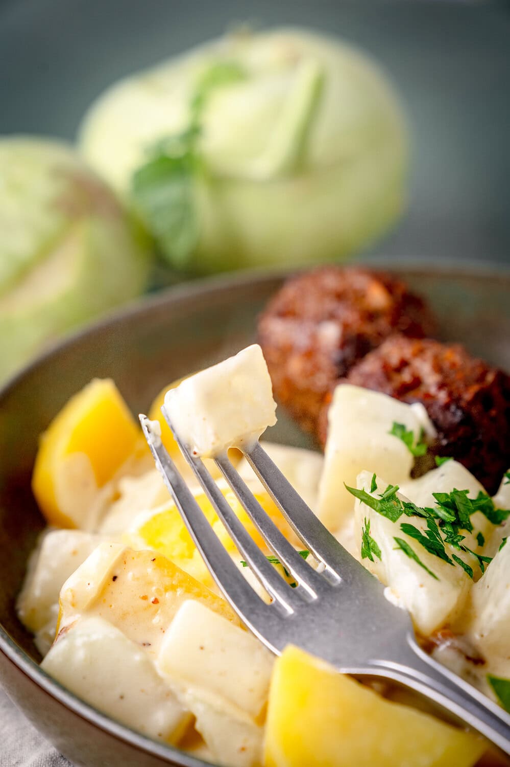 Rahm Kohlrabi mit Frikadellen und Salzkartoffeln