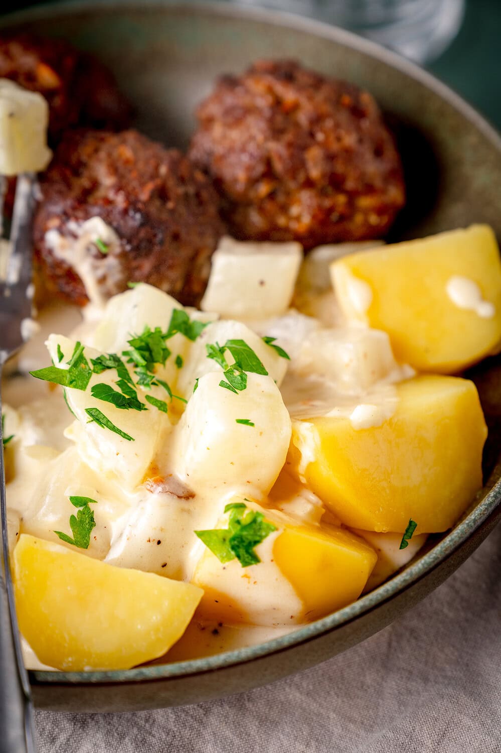 Rahm Kohlrabi mit Frikadellen und Salzkartoffeln