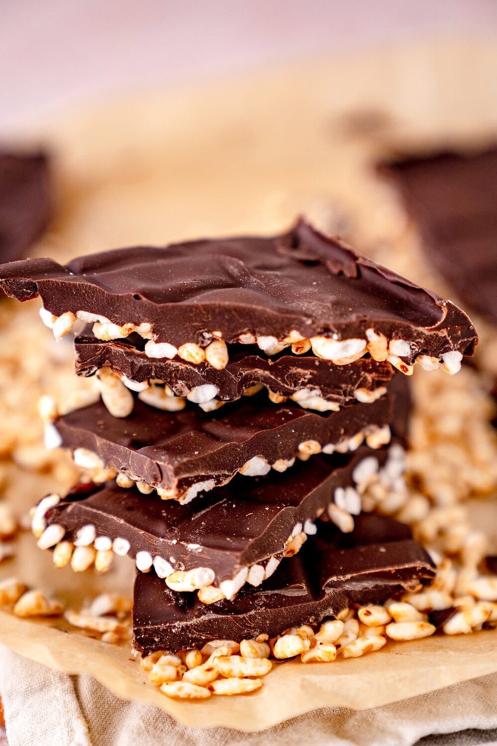 Hochwertige dunkle Schokolade mit gepufften Reis, perfekt als Snack oder Dessert.