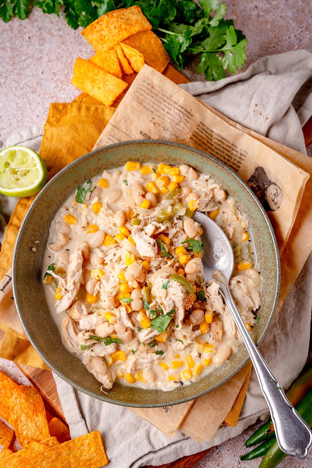 Eine Portion White Chicken Chili angerichten im Teller mit Koriander