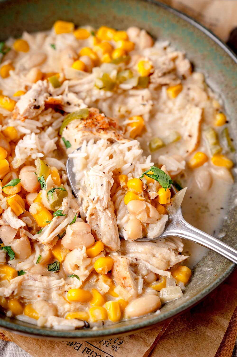 Frisches White Chicken Chili, Mais und Bohnen in cremiger Sauce.