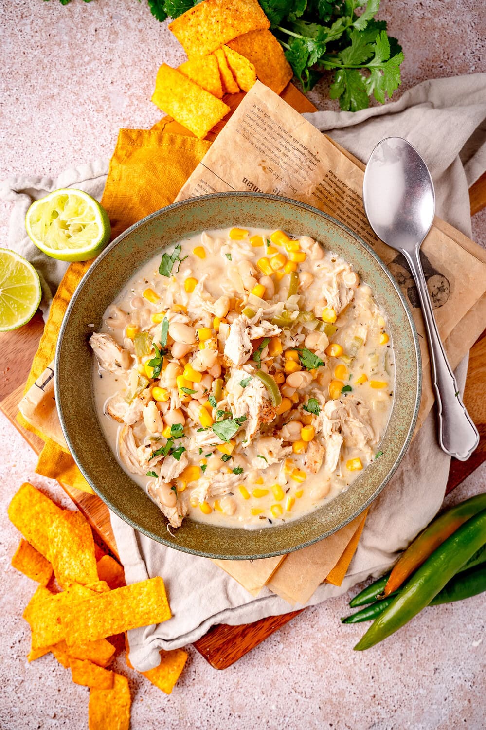 Leckeres White Chicken Chili mit Mais, Reis und Limette, perfekt für kalte Tage.